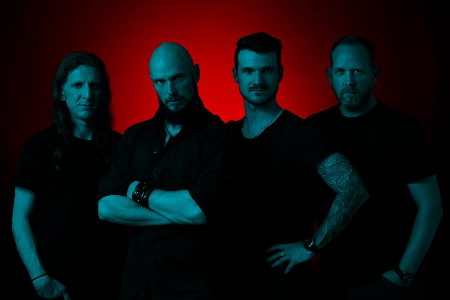 Die vier Musiker von DERHB im Studio, rot und cyan beleuchtet.