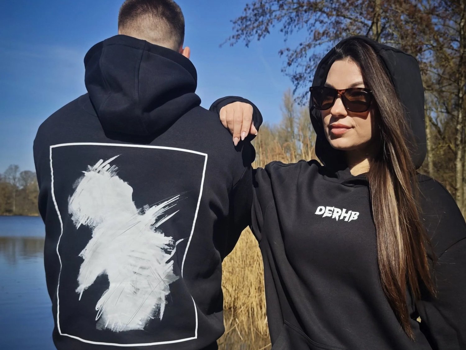 Schwarzer DERHB-Hoodie, auf dem Rücken das Narben-Motiv.