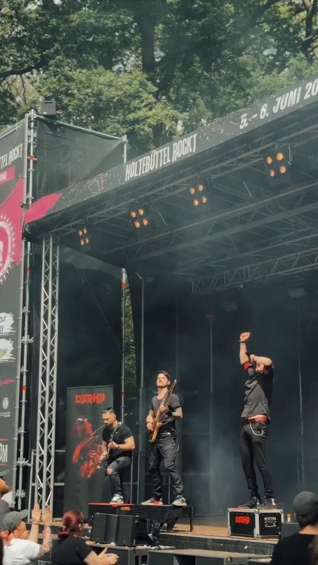 DERHB auf der Bühne bei Holtebüttel Rockt, Axel mit erhobener Faust.
